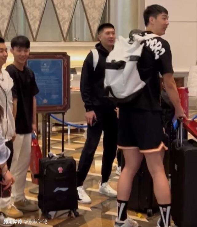 唐四海立刻将车停下。